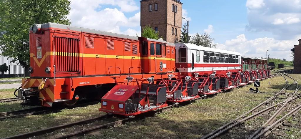Lokomotywa, wagony i drezyny Nadwiślańskiej Kolejki Wąskotorowej w Karczmiskach